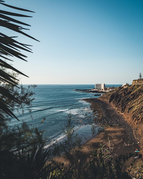 Vista elevada de la playa del Arenal en Tenerife durante una tarde despejada