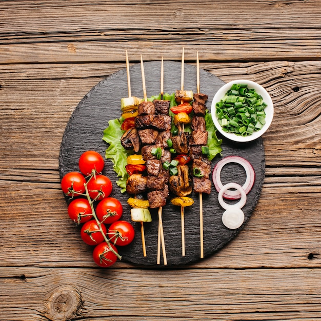 Vista elevada del sabroso pincho de carne deliciosa para la comida