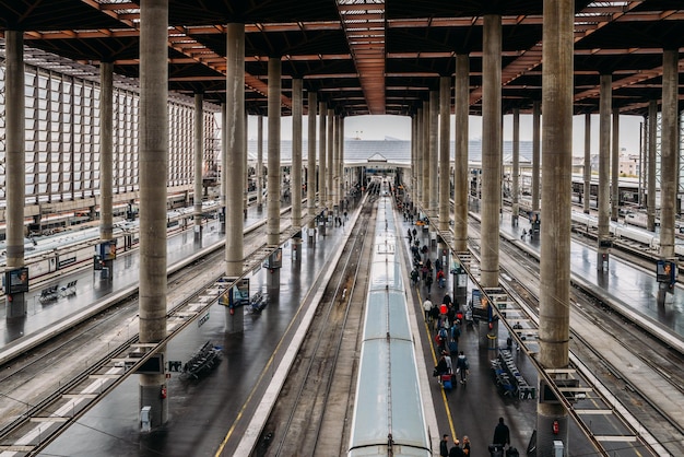 Vista em alta perspectiva de passageiros e trens em Atocha, a principal estação ferroviária de Madrid, Espanha