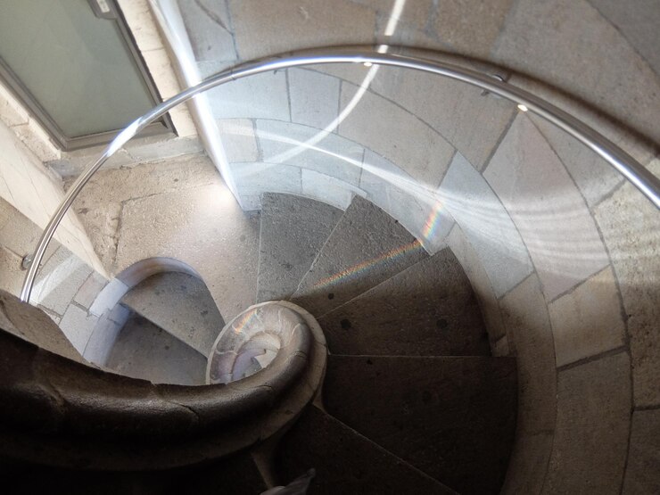 Foto vista em alto ângulo da escada em espiral