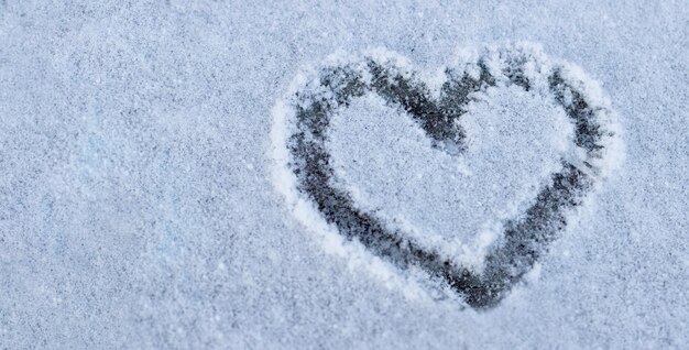 Foto vista em alto ângulo da forma de coração na neve