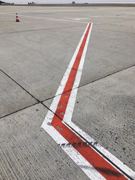 Foto vista em alto ângulo da marcação na estrada no aeroporto