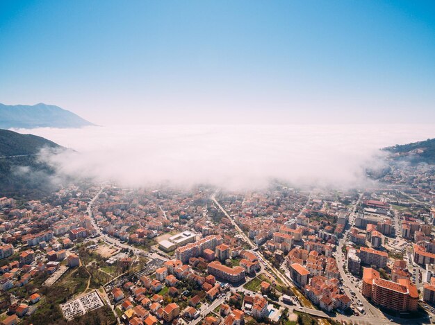 Foto vista em alto ângulo da paisagem da cidade contra o céu
