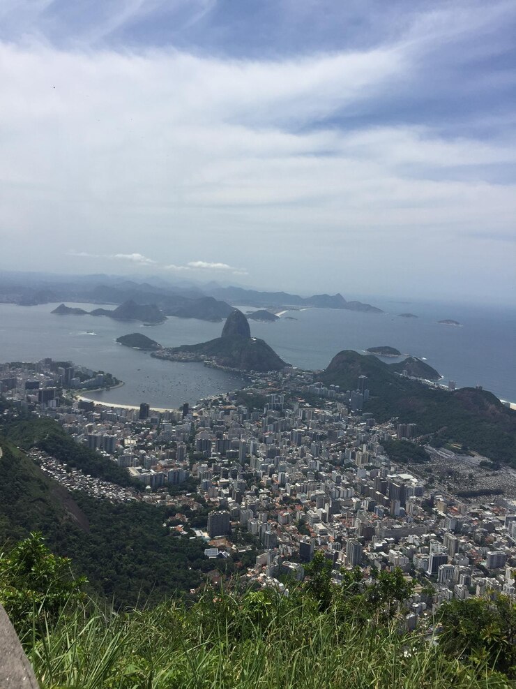 Foto vista em alto ângulo da paisagem da cidade contra o céu