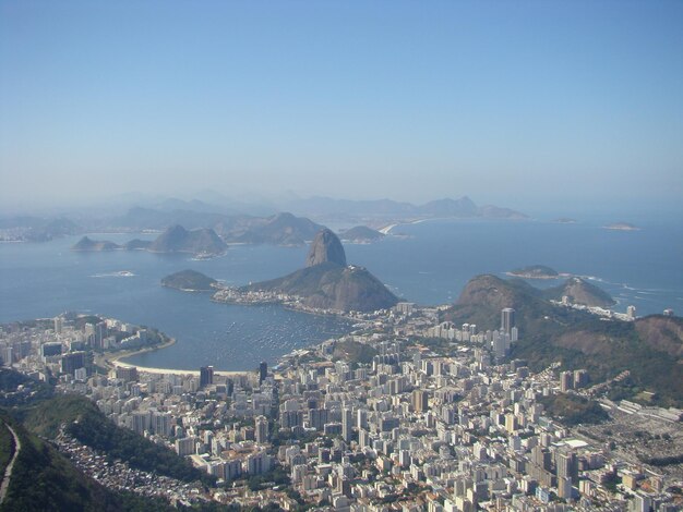 Vista em alto ângulo da paisagem da cidade contra o céu