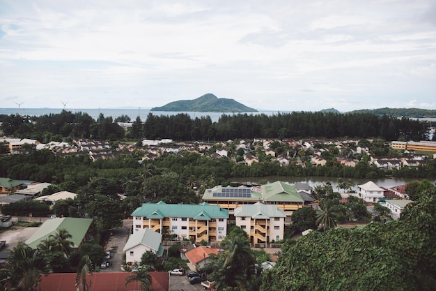 Vista em alto ângulo da paisagem da cidade contra o céu