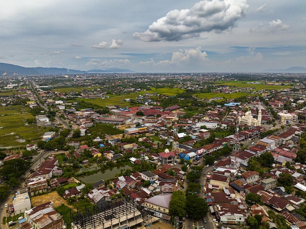 Vista em alto ângulo da paisagem da cidade contra o céu