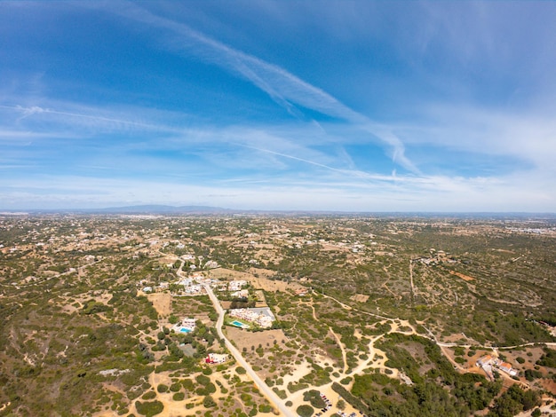 Foto vista em alto ângulo da paisagem da cidade contra o céu