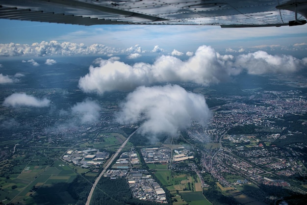 Foto vista em alto ângulo da paisagem urbana contra o céu