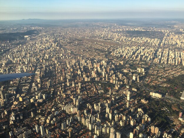 Foto vista em alto ângulo da paisagem urbana contra o céu