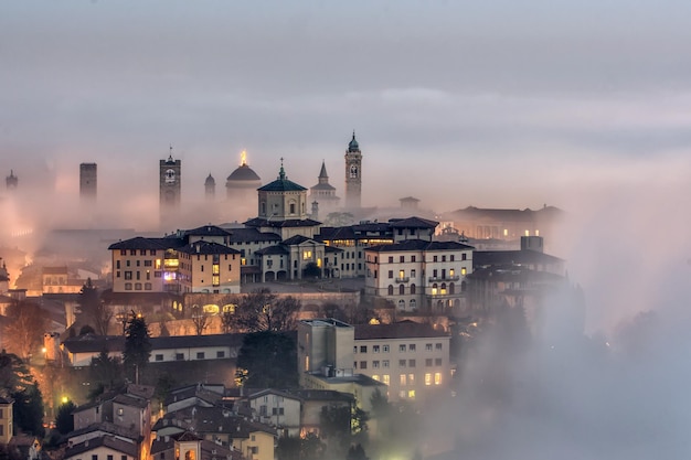 Vista em alto ângulo da paisagem urbana iluminada contra o céu