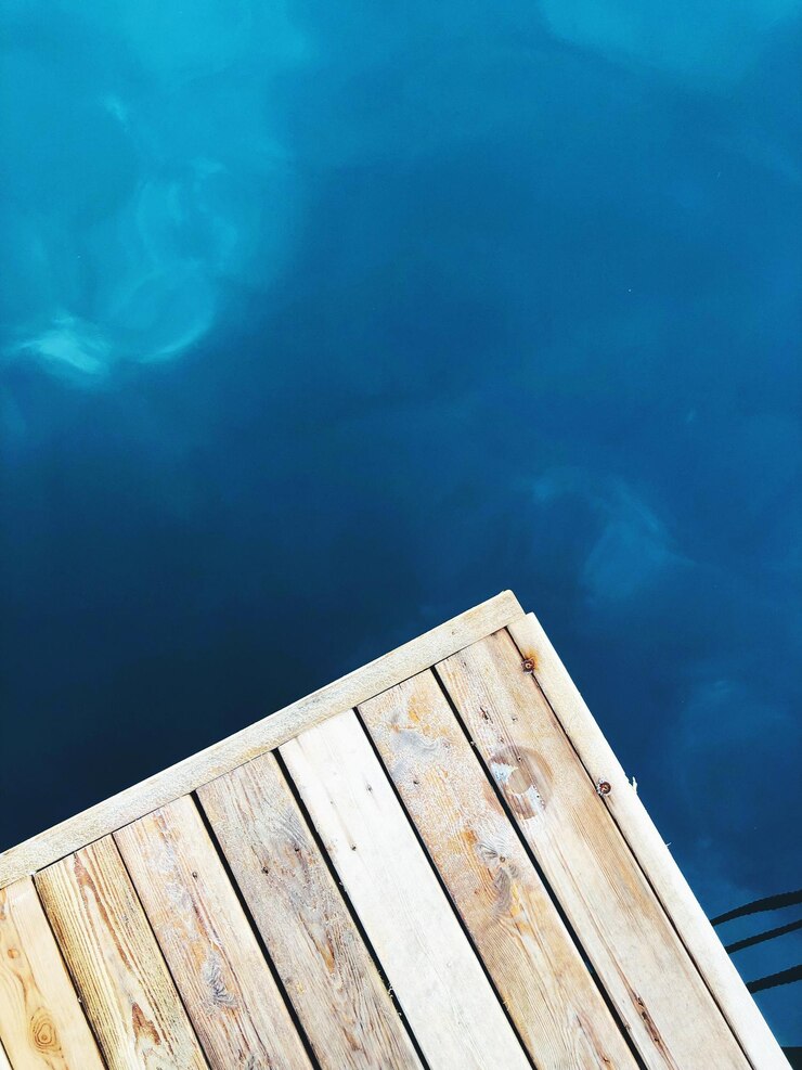 Foto vista em alto ângulo da piscina contra o lago