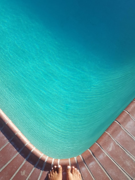 Foto vista em alto ângulo da piscina