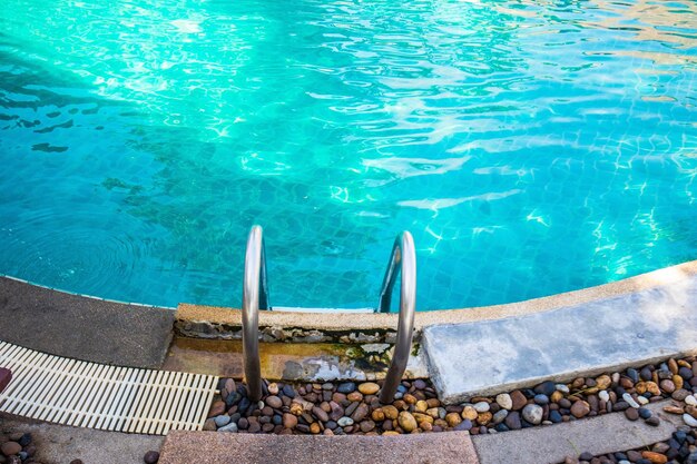 Foto vista em alto ângulo da piscina