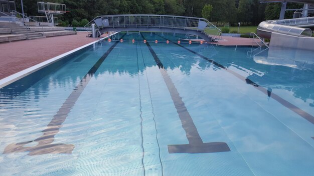 Foto vista em alto ângulo da piscina