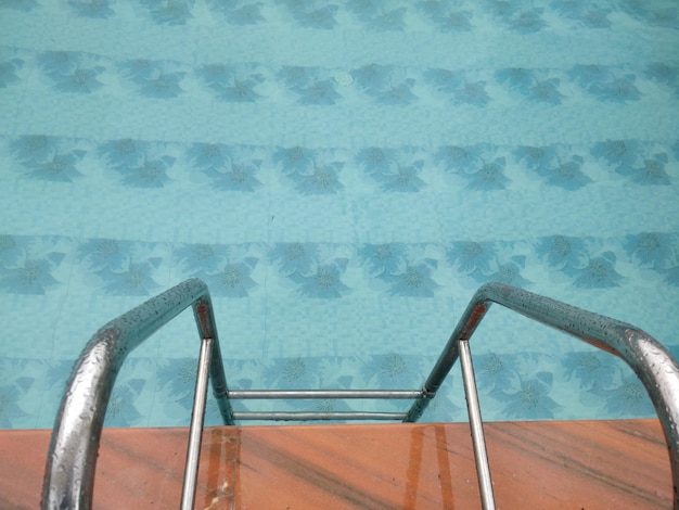 Foto vista em alto ângulo da piscina
