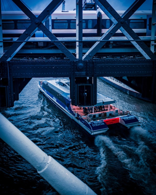 Foto vista em alto ângulo da ponte sobre o rio