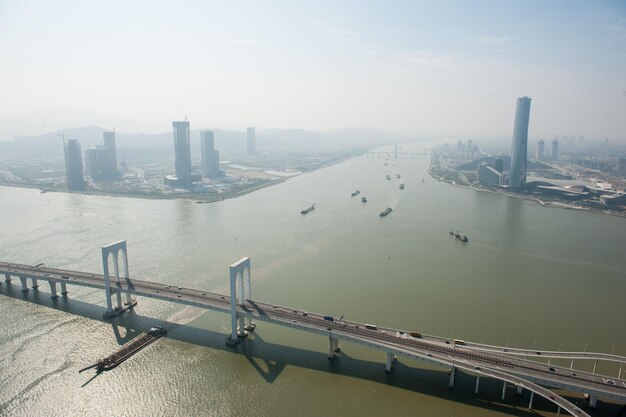 Foto vista em alto ângulo da ponte suspensa