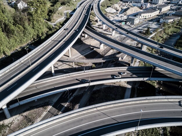 Foto vista em alto ângulo da ponte suspensa