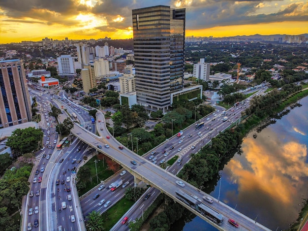 Foto vista em alto ângulo da rua da cidade e dos edifícios contra o céu