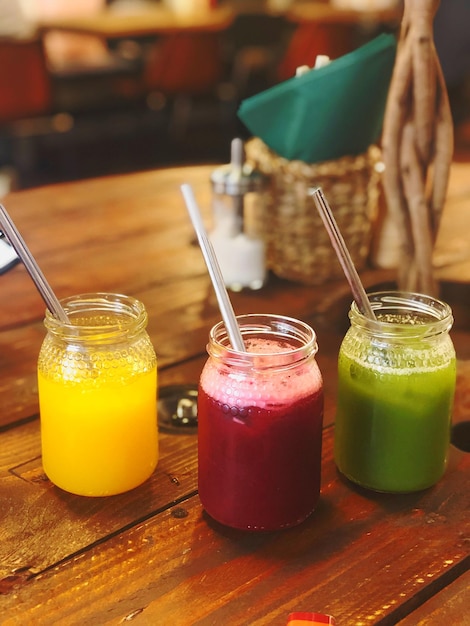 Foto vista em alto ângulo das bebidas na mesa