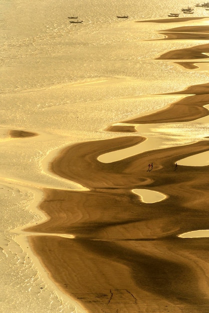 Foto vista em alto ângulo das dunas de areia na praia