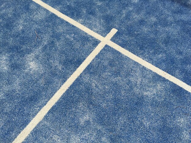 Vista em alto ângulo das linhas divisórias na quadra de tênis azul