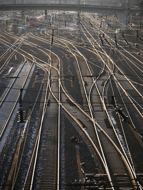 Foto vista em alto ângulo das trilhas ferroviárias na cidade