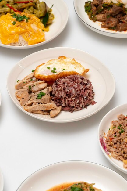 Foto vista em alto ângulo de alimentos no prato sobre a mesa