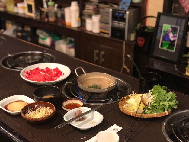 Foto vista em alto ângulo de alimentos no prato sobre a mesa