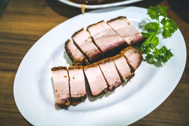 Foto vista em alto ângulo de alimentos no prato sobre a mesa