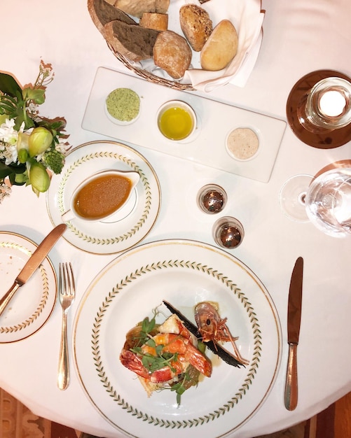 Foto vista em alto ângulo de alimentos no prato sobre a mesa