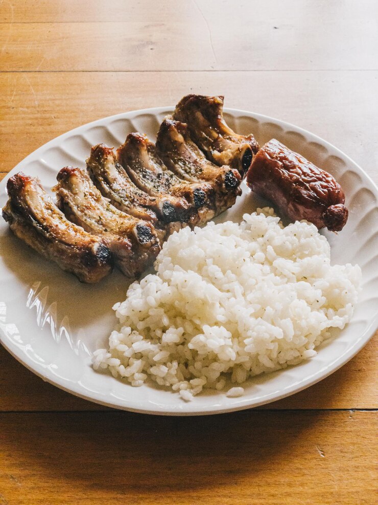Foto vista em alto ângulo de alimentos no prato sobre a mesa