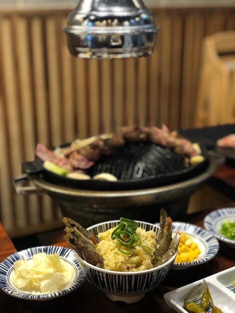 Foto vista em alto ângulo de alimentos no prato sobre a mesa