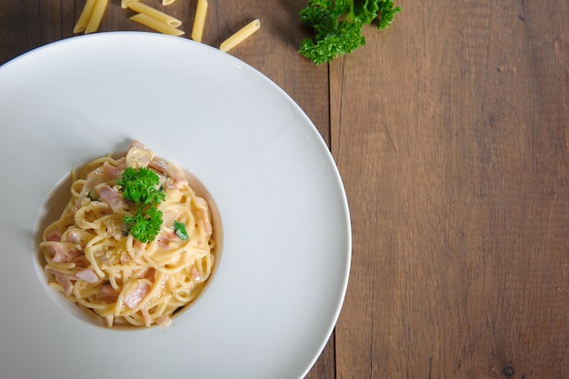 Vista em alto ângulo de alimentos no prato sobre a mesa