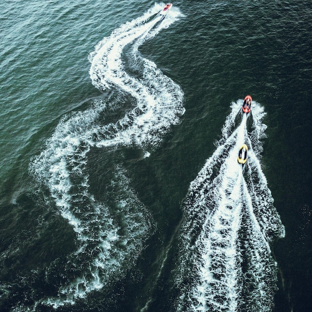 Foto vista em alto ângulo de barcos no mar