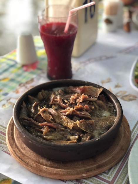 Vista em alto ângulo de carne em vidro sobre a mesa