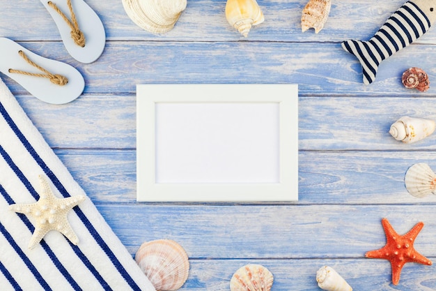 Foto vista em alto ângulo de conchas na mesa