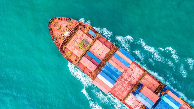 Vista em alto ângulo de contêineres de carga em navios que navegam no mar