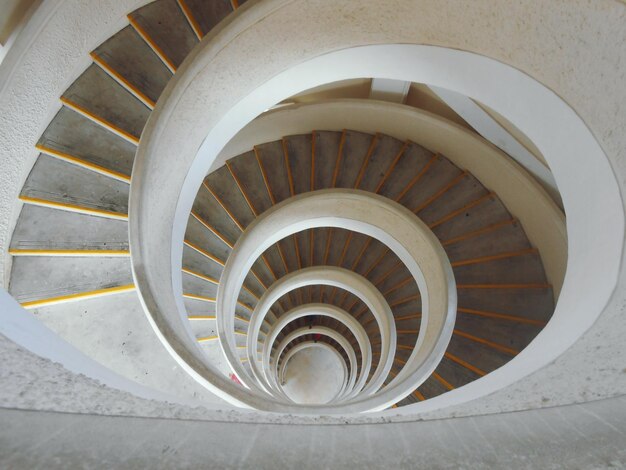 Foto vista em alto ângulo de escadas em espiral