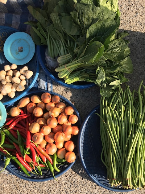 Foto vista em alto ângulo de frutas e legumes em recipientes