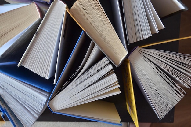 Vista em alto ângulo de livros sobre a mesa