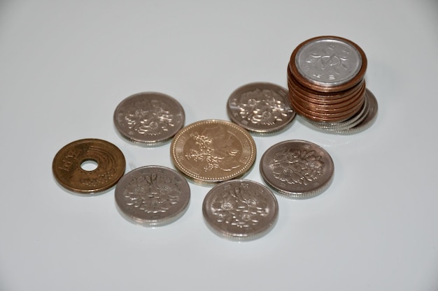 Foto vista em alto ângulo de moedas em fundo branco