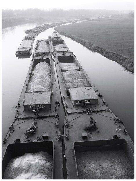 Foto vista em alto ângulo de navios no rio