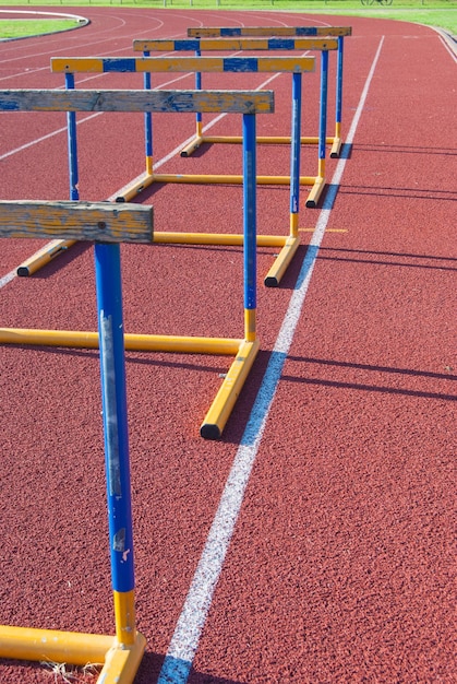 Foto vista em alto ângulo de obstáculos na pista de corrida no estádio