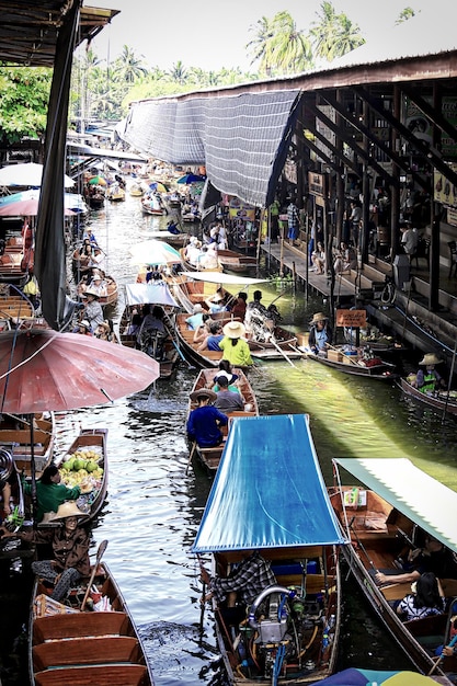 Foto vista em alto ângulo de pessoas no mercado