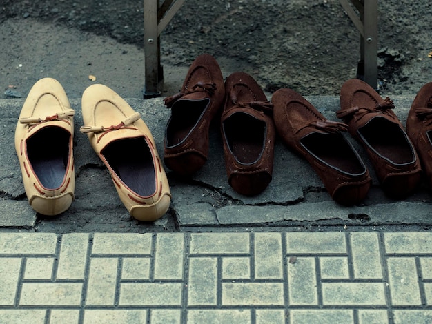 Foto vista em alto ângulo de sapatos na calçada