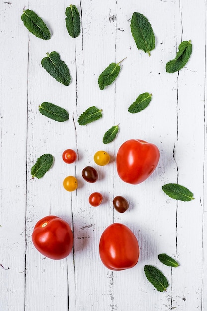 Foto vista em alto ângulo de tomates na mesa