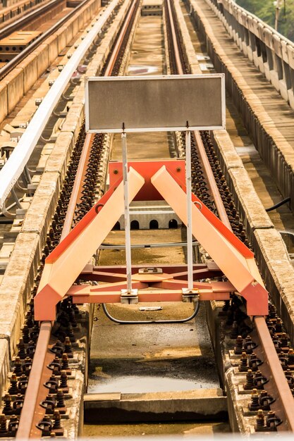 Foto vista em alto ângulo de trilhos ferroviários