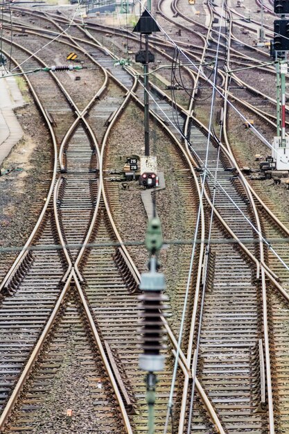 Foto vista em alto ângulo de trilhos ferroviários